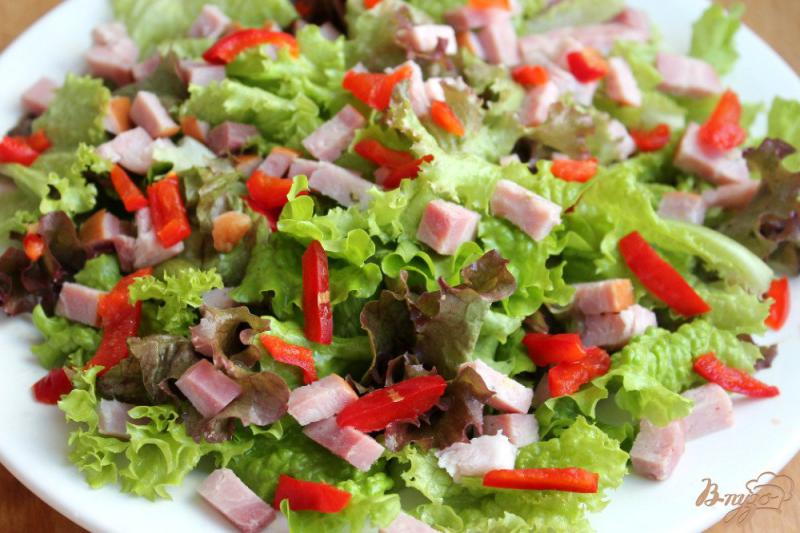Фото приготовление рецепта: Зеленый салат с бужениной и перцем шаг №3