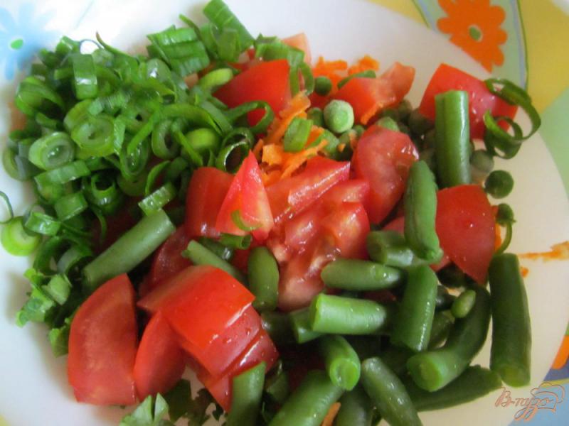 Фото приготовление рецепта: Салат из моркови с помидором и стручковой фасолью шаг №2