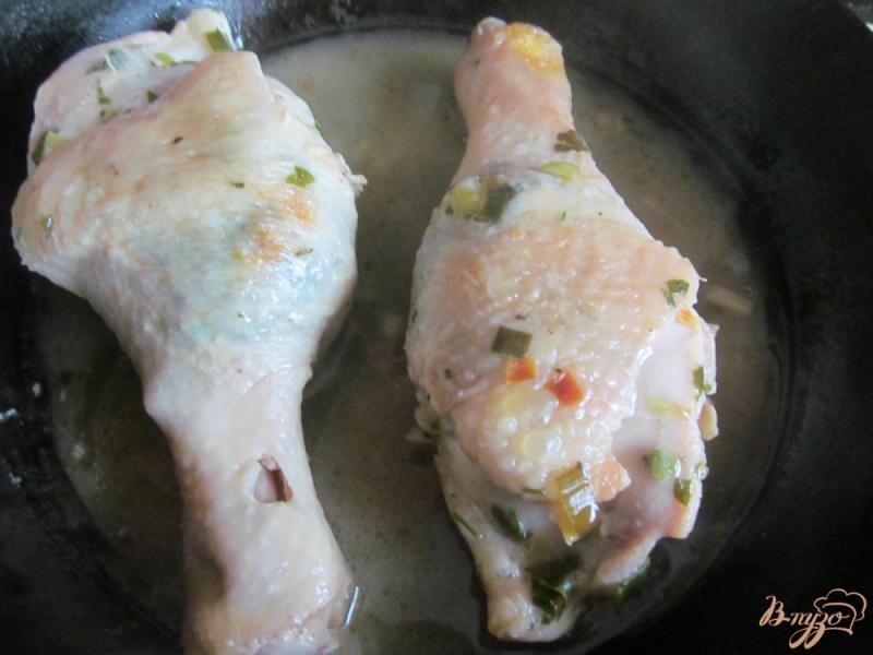 Фото приготовление рецепта: Куриные ножки фаршированные зеленью и сыром шаг №3