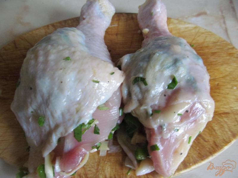 Фото приготовление рецепта: Куриные ножки фаршированные зеленью и сыром шаг №2