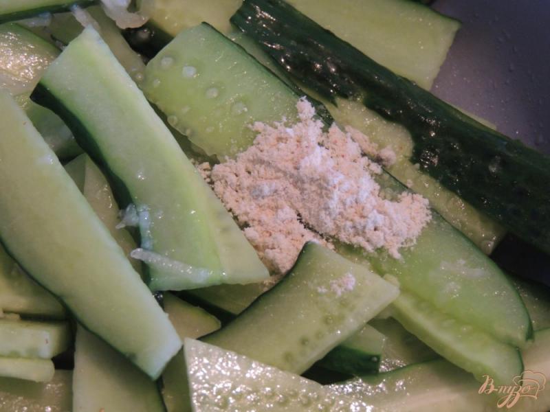Фото приготовление рецепта: Салат из жаренных огурцов шаг №4