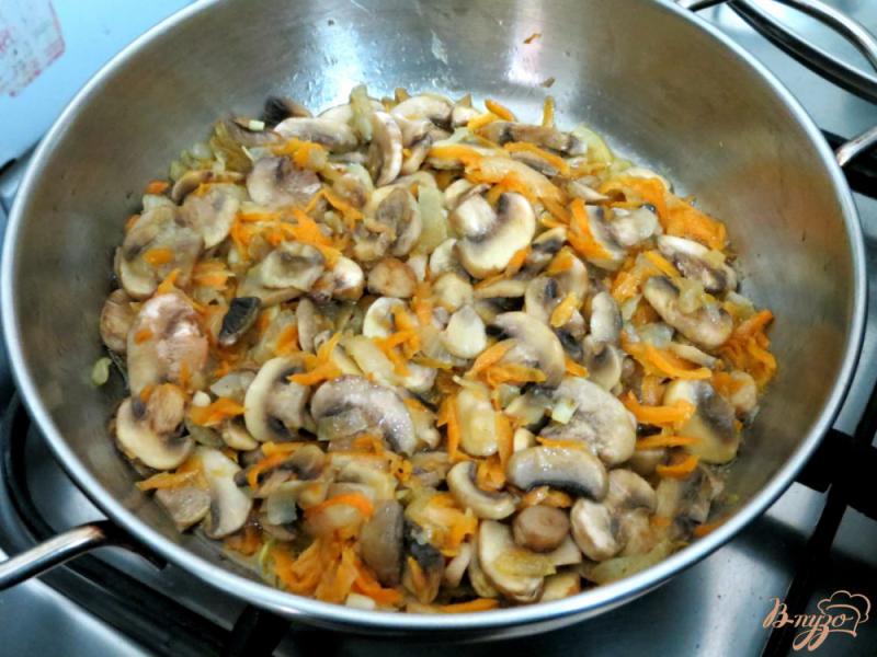 Фото приготовление рецепта: Молодая капуста тушёная с  грибами и горошком шаг №4