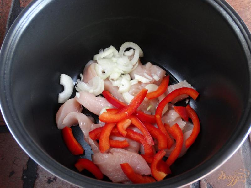 Фото приготовление рецепта: Куриное филе тушеное с болгарским перцем в мульиварке шаг №2