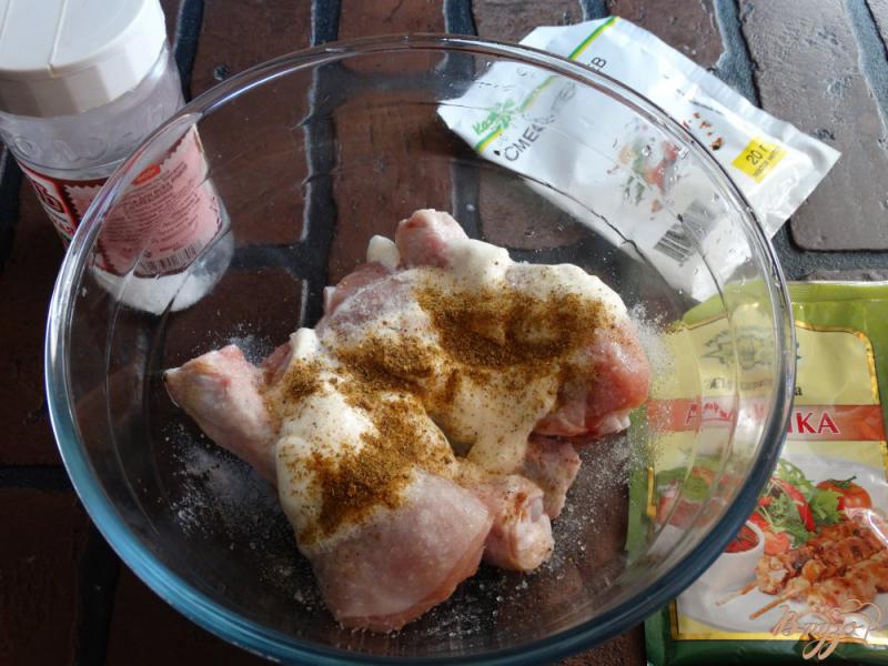 Фото приготовление рецепта: Куриные голени тушеные в сметане с аджикой шаг №3