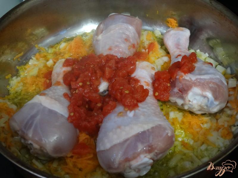 Фото приготовление рецепта: Рис с куриными голенями и томатами шаг №3