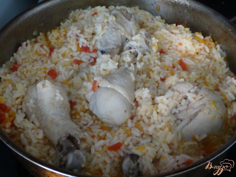 Фото приготовление рецепта: Рис с куриными голенями и томатами шаг №6