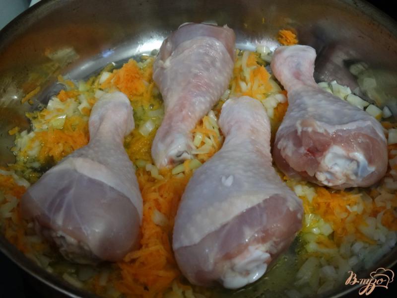 Фото приготовление рецепта: Рис с куриными голенями и томатами шаг №2