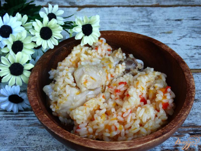 Фото приготовление рецепта: Рис с куриными голенями и томатами шаг №7