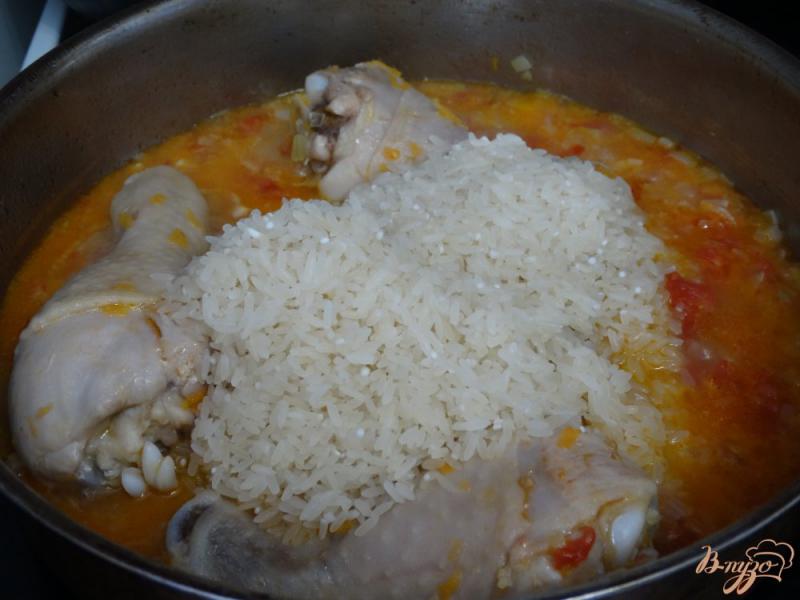 Фото приготовление рецепта: Рис с куриными голенями и томатами шаг №4