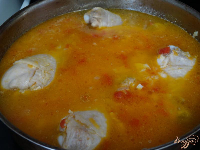 Фото приготовление рецепта: Рис с куриными голенями и томатами шаг №5