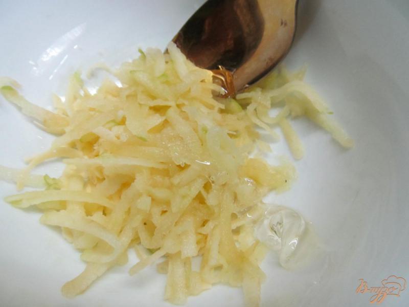 Фото приготовление рецепта: Блинчики фаршированные сыром и яблоком шаг №4