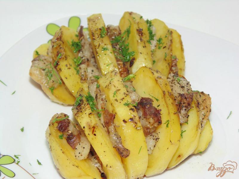 Фото приготовление рецепта: Картошка-гармошка с салом и укропом шаг №5