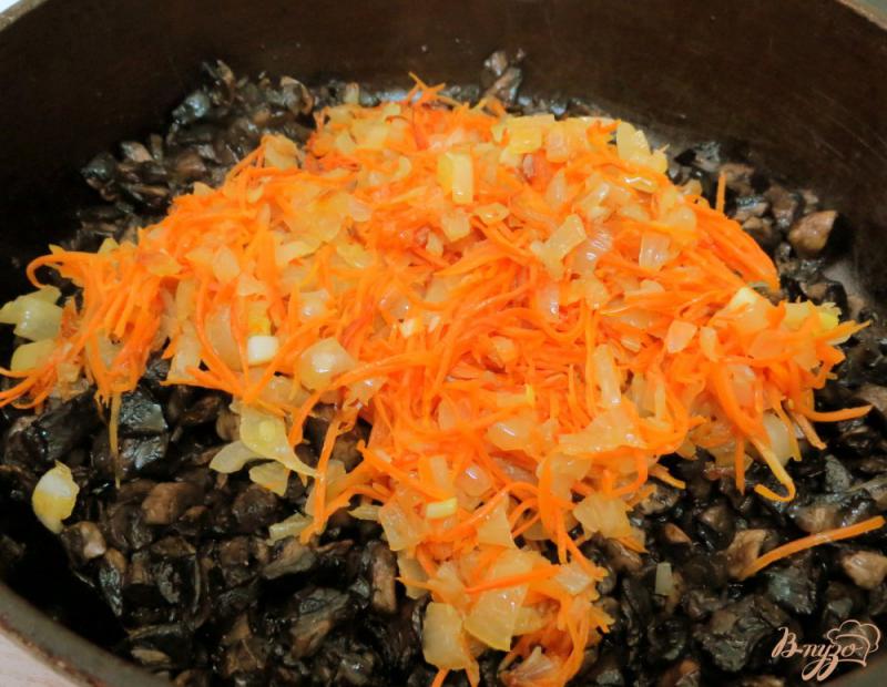 Фото приготовление рецепта: Шампиньоны жареные с луком и морковью шаг №6