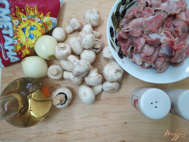 Фото приготовление рецепта: Куриные желудочки с грибами шаг №1
