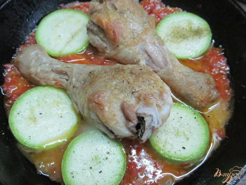 Фото приготовление рецепта: Куриные ножки под соусом с кабачком шаг №5