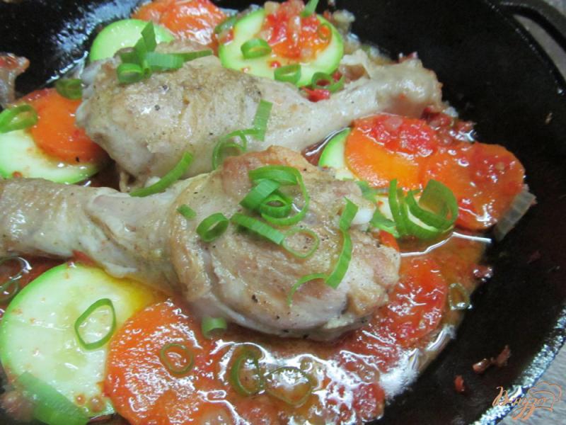 Фото приготовление рецепта: Куриные ножки под соусом с кабачком шаг №6