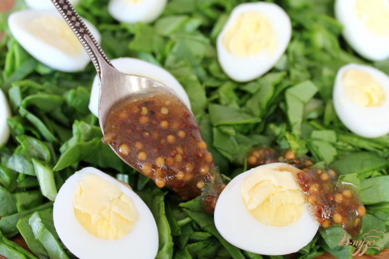 Фото приготовление рецепта: Салат со шпинатом, перепелиными яйцами и горчичным соусом шаг №5