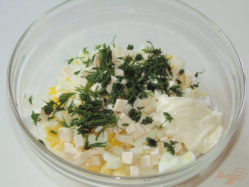 Фото приготовление рецепта: Салат из риса с плавленым сыром шаг №4