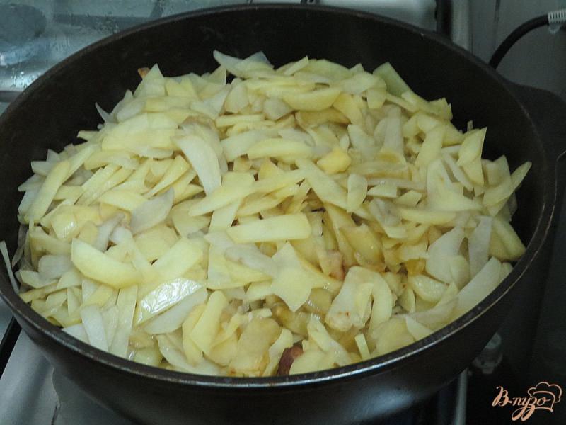 Фото приготовление рецепта: Картофель жареный на свиной грудинке шаг №3