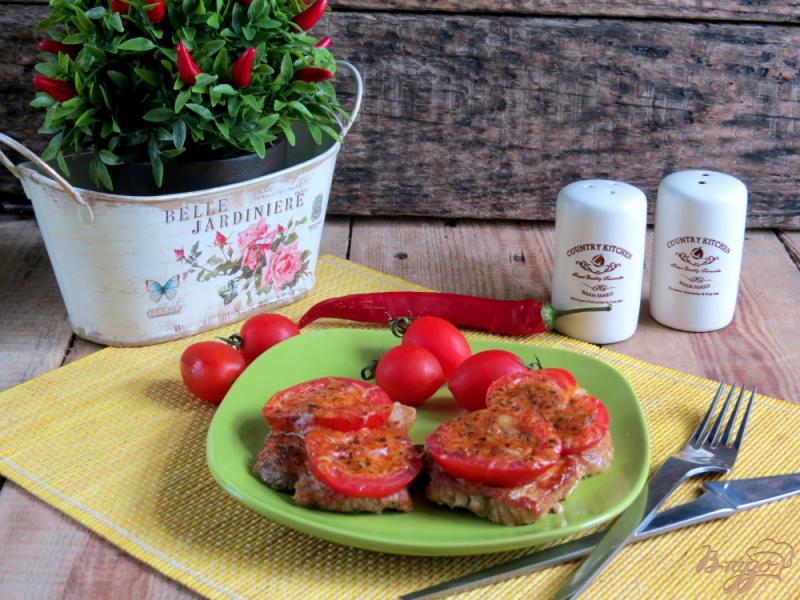 Фото приготовление рецепта: Отбивные с помидорами шаг №9