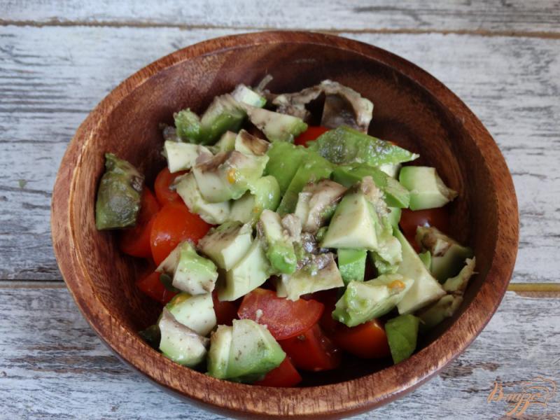 Фото приготовление рецепта: Салат с черри, авокадо, маслинами шаг №2