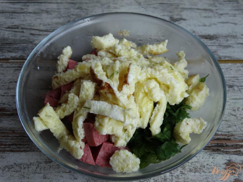 Фото приготовление рецепта: Салат с колбасой, омлетом, щавелем шаг №4