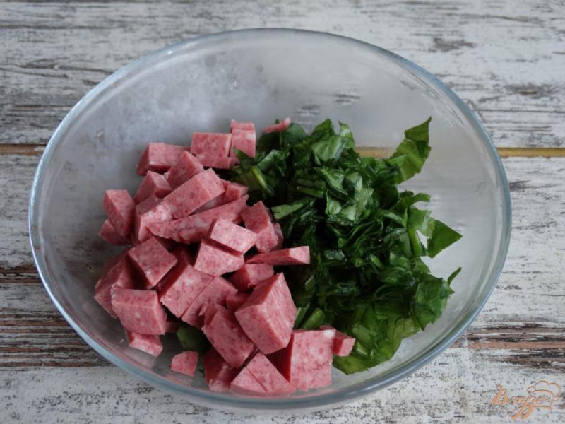 Фото приготовление рецепта: Салат с колбасой, омлетом, щавелем шаг №3