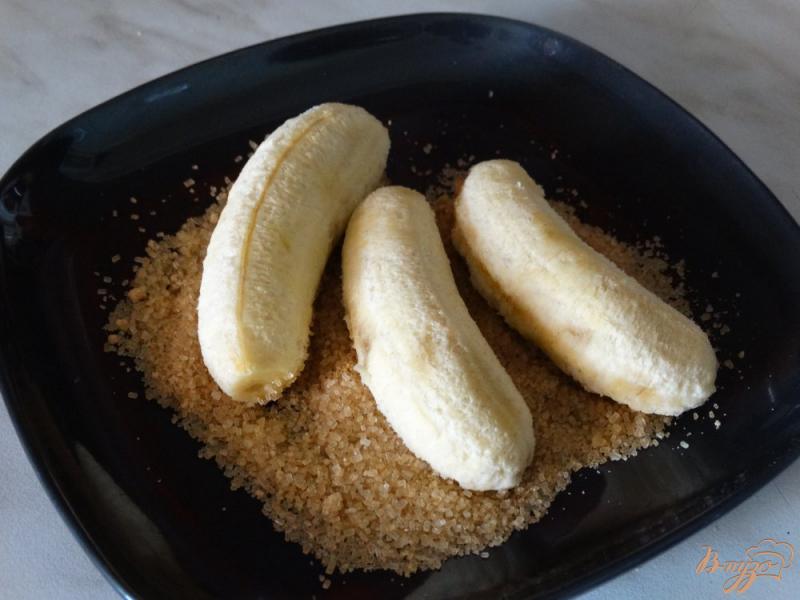 Фото приготовление рецепта: Мини-бананы в слоеном тесте шаг №3