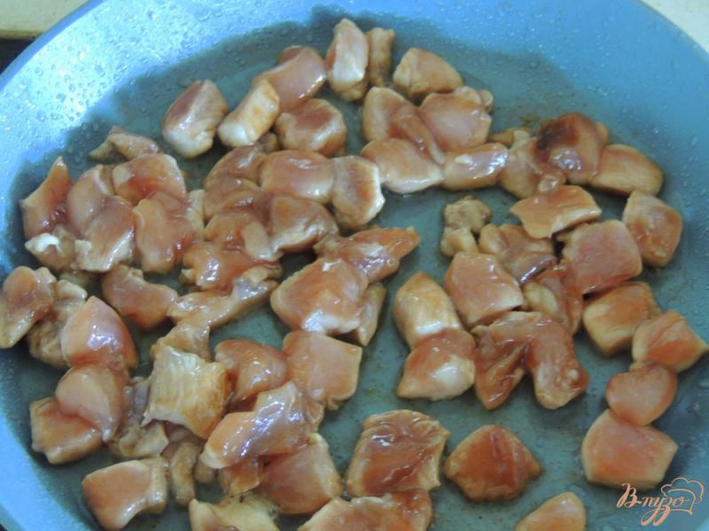 Фото приготовление рецепта: Салат из курицы и огурца шаг №2