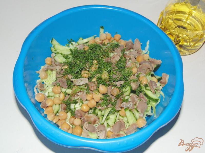 Фото приготовление рецепта: Салат из молодой капусты с куриными желудками и нутом шаг №4