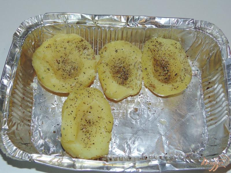 Фото приготовление рецепта: Картофель фаршированный ветчиной с сыром и зеленью шаг №2