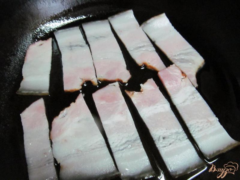 Фото приготовление рецепта: Салат из клубники с беконом и кабачком шаг №1