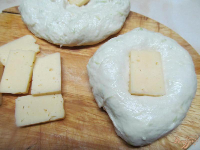Фото приготовление рецепта: Булочки с кабачком и сыром шаг №5