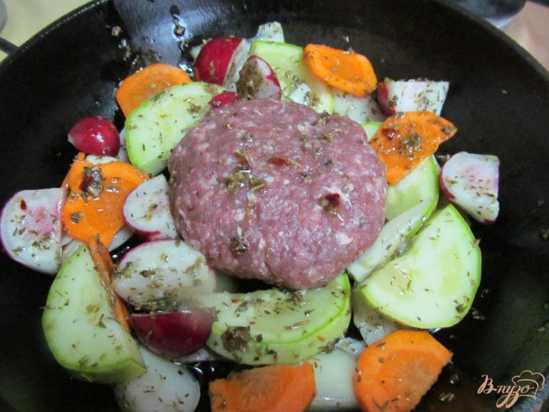 Фото приготовление рецепта: Гамбургер на овощах шаг №3