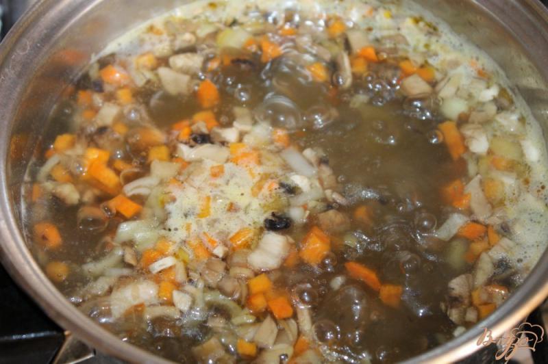 Фото приготовление рецепта: Грибной суп с свиными фрикадельками шаг №5