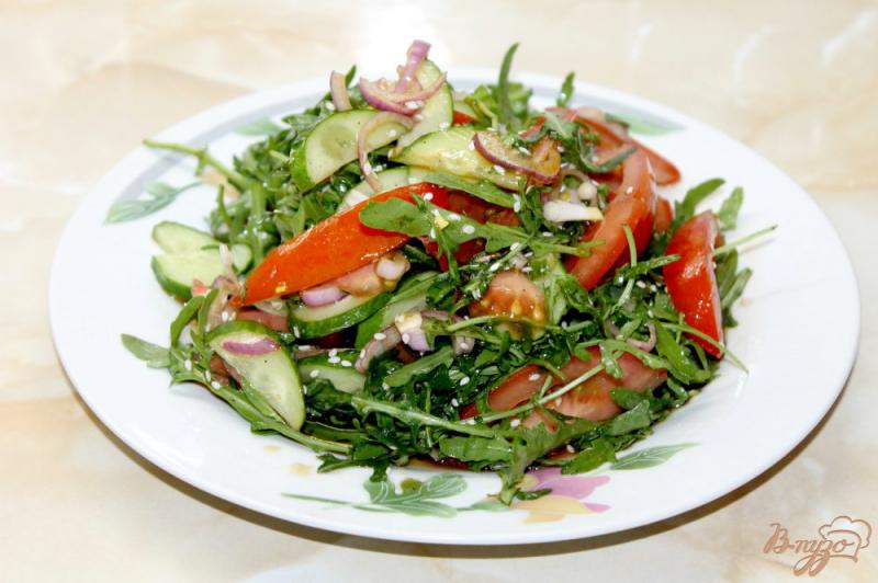 Фото приготовление рецепта: Салат с рукколой, овощами и кунжутом шаг №6