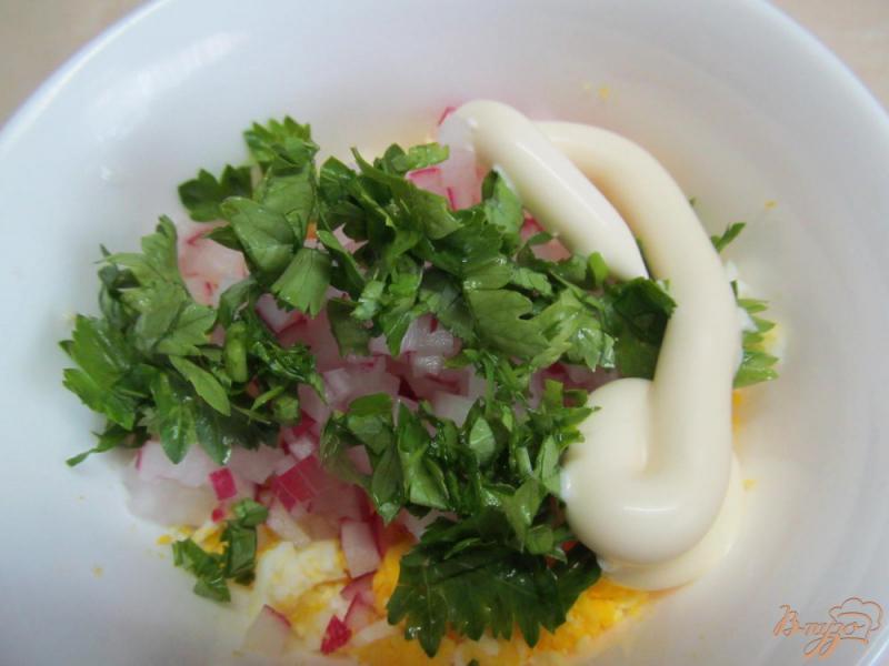 Фото приготовление рецепта: Лукошки из яйца фаршированные салатом шаг №3