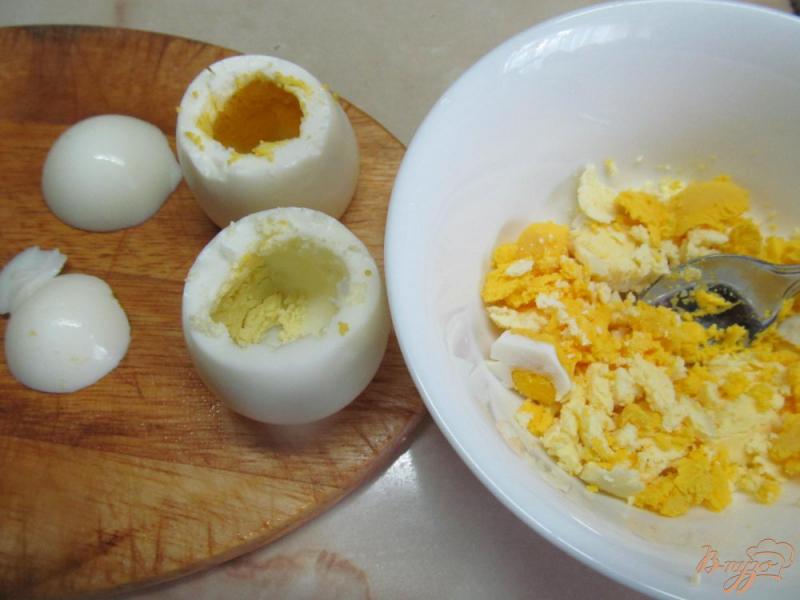 Фото приготовление рецепта: Лукошки из яйца фаршированные салатом шаг №1