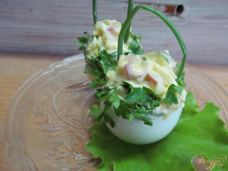 Фото приготовление рецепта: Лукошки из яйца фаршированные салатом шаг №4