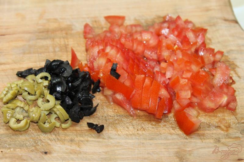 Фото приготовление рецепта: Брускетта с маслинами, моцареллой и помидорами шаг №4