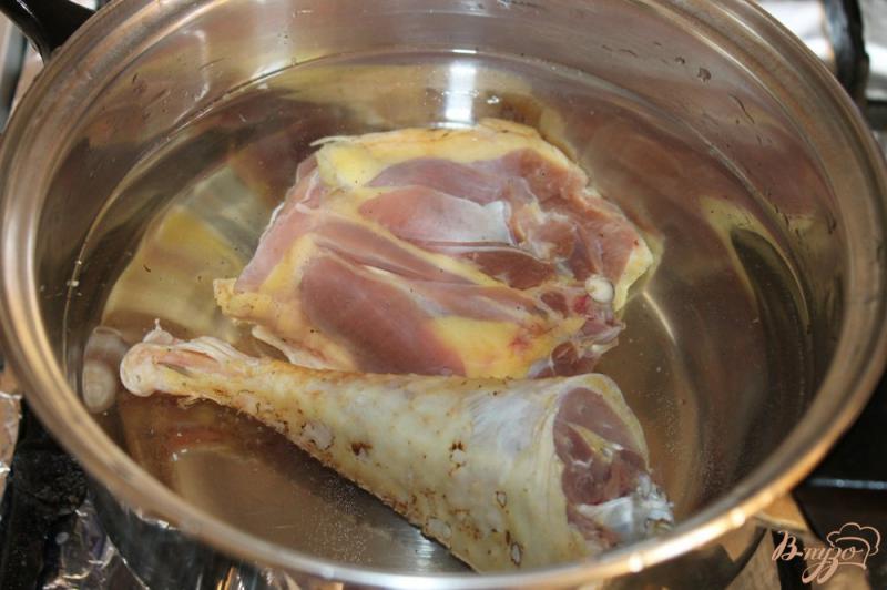 Фото приготовление рецепта: Сливочный грибной суп с курицей и паутинкой шаг №1
