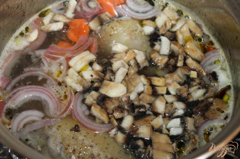 Фото приготовление рецепта: Сливочный грибной суп с курицей и паутинкой шаг №3