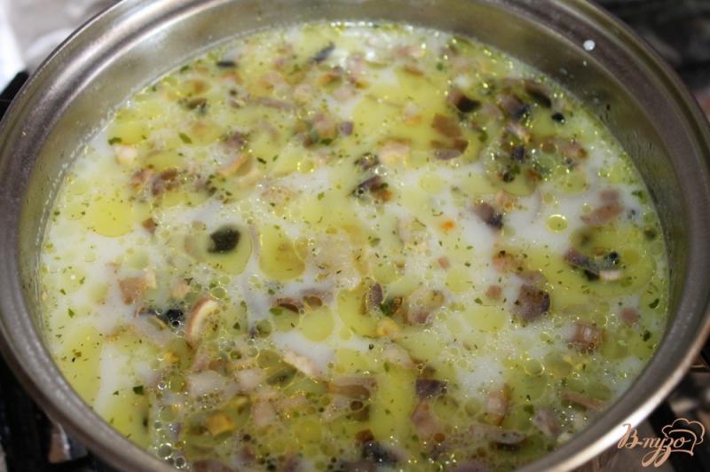Фото приготовление рецепта: Сливочный грибной суп с курицей и паутинкой шаг №4