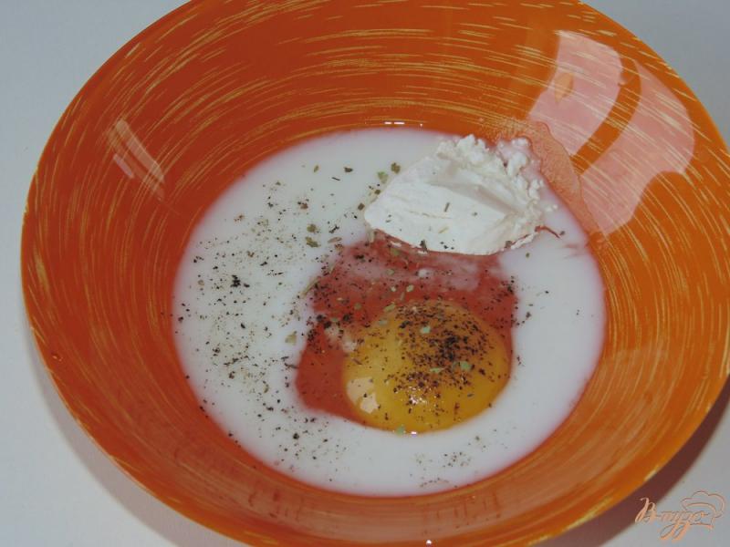 Фото приготовление рецепта: Салат из молодой капусты с омлетом и редисом шаг №1