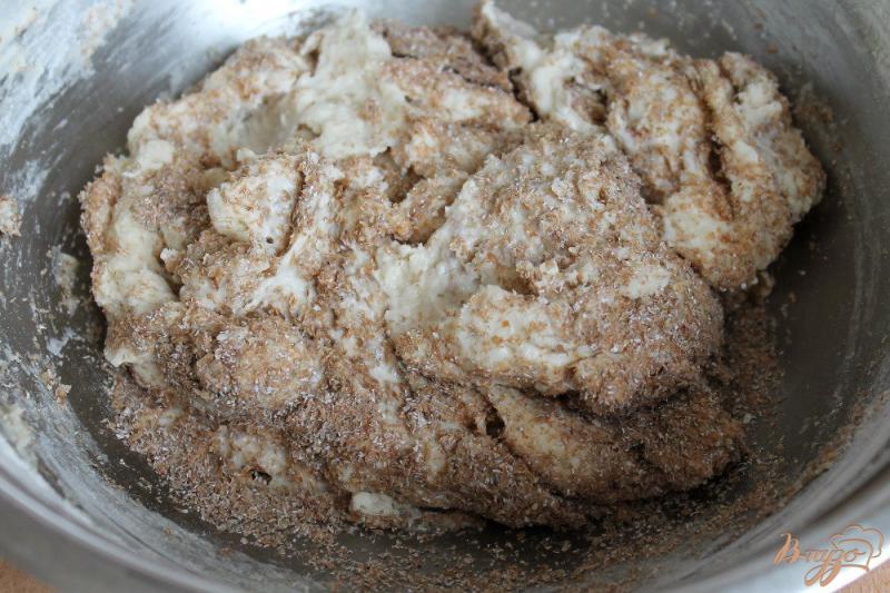 Фото приготовление рецепта: Булочки со ржаными отрубями и грецкими орехами шаг №3
