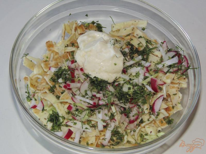 Фото приготовление рецепта: Салат из молодой капусты с омлетом и редисом шаг №4