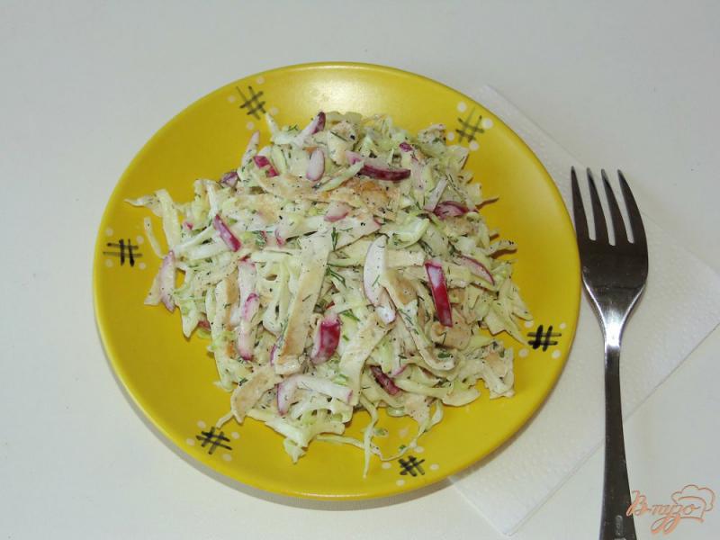Фото приготовление рецепта: Салат из молодой капусты с омлетом и редисом шаг №5