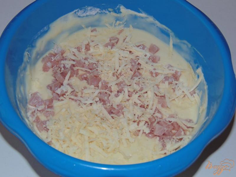 Фото приготовление рецепта: Заливной пирог с ветчиной, сыром и кукурузой шаг №3