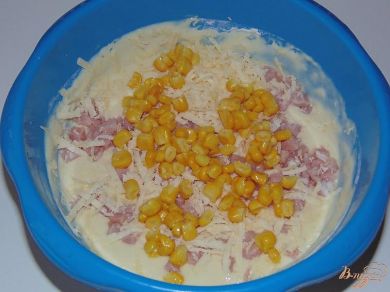 Фото приготовление рецепта: Заливной пирог с ветчиной, сыром и кукурузой шаг №4