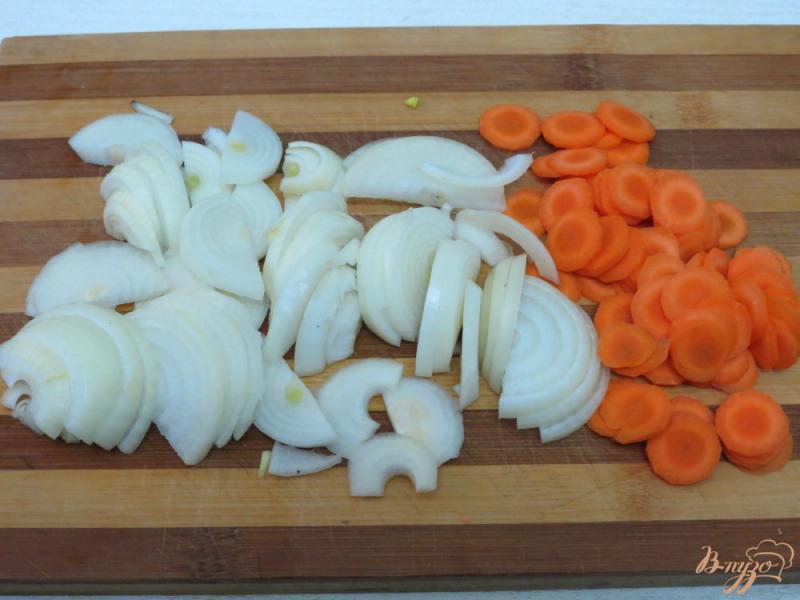 Фото приготовление рецепта: Минтай с овощами шаг №3